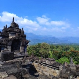 Depuis Yogyakarta, au centre de l'île de Java, on trouve à proximité le temple bouddhique de Borobudur, à l'ouest, et le temple hindouiste de Prambanan, à l'est..#Indonesia #temple #borobudur